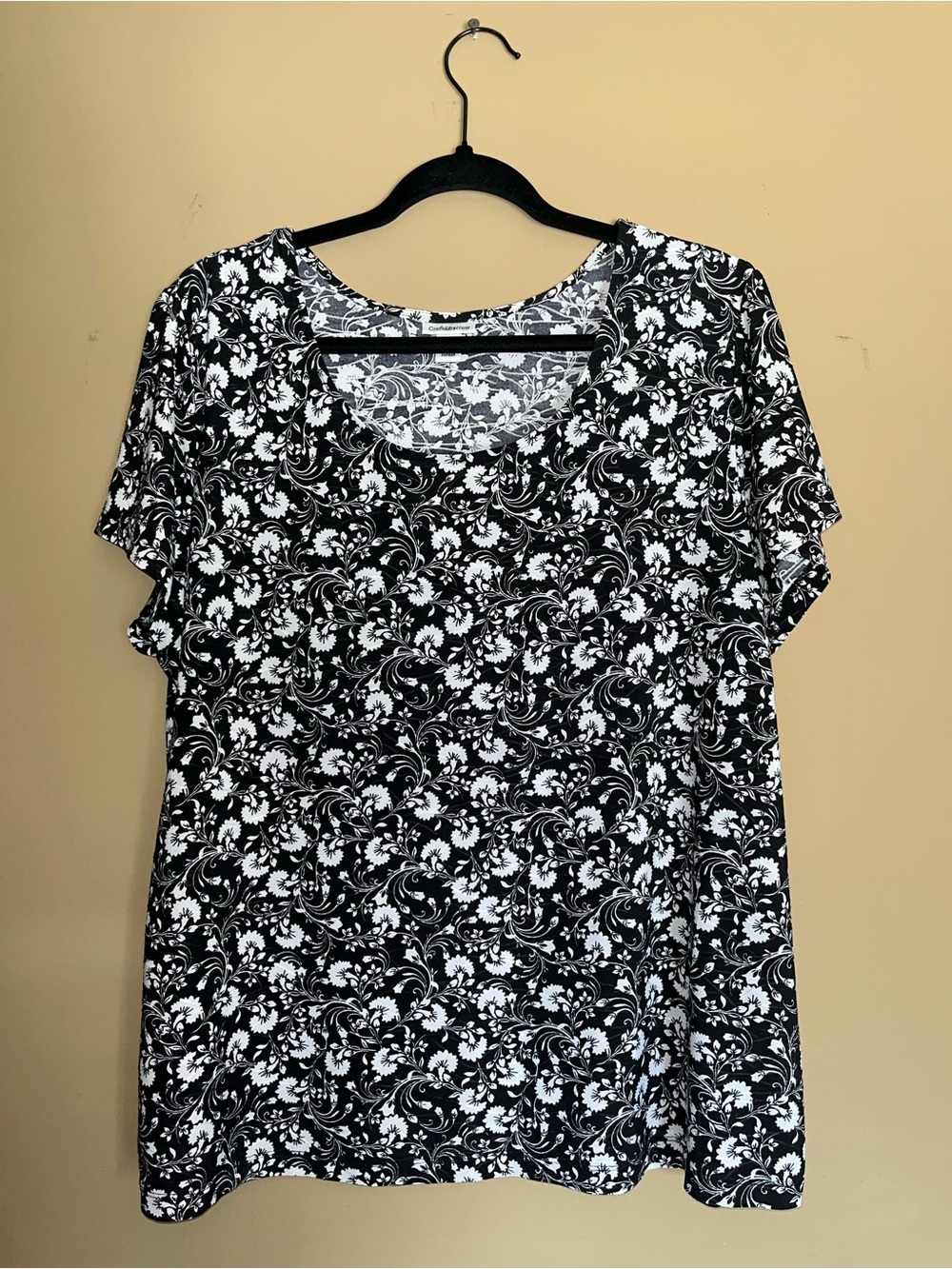 croft & barrow Black and White Floral Scoop Neck Short Sleeve Top